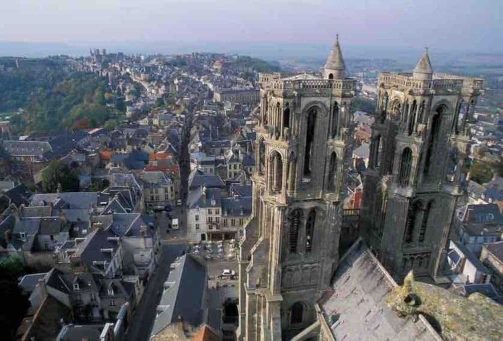 Suite De Charme Au Pied De La Cathedrale Laon Exteriör bild