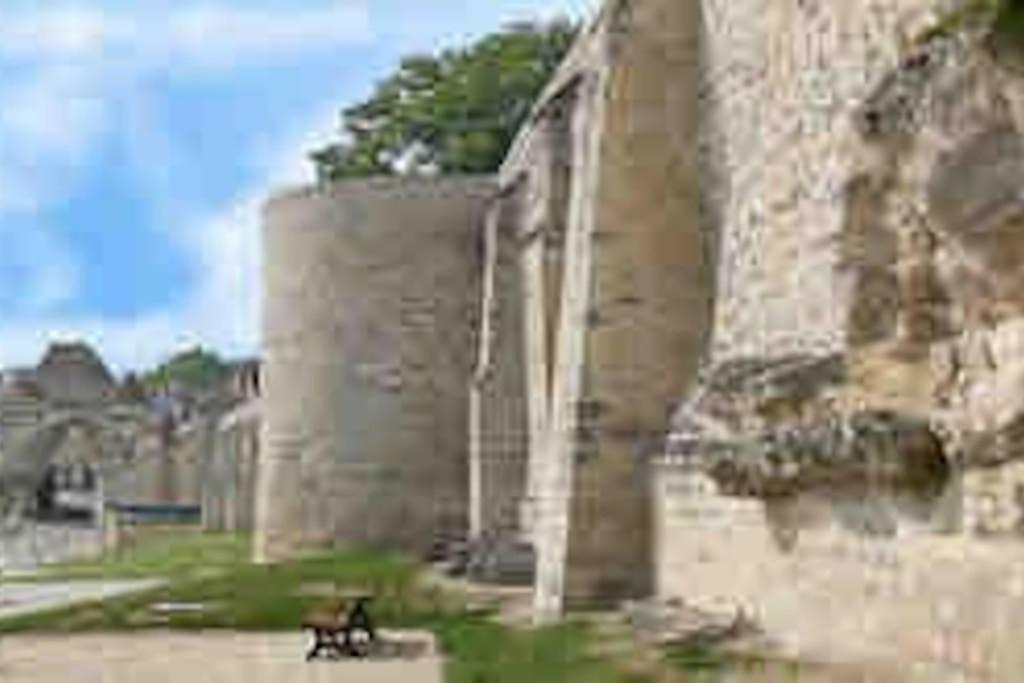 Suite De Charme Au Pied De La Cathedrale Laon Exteriör bild